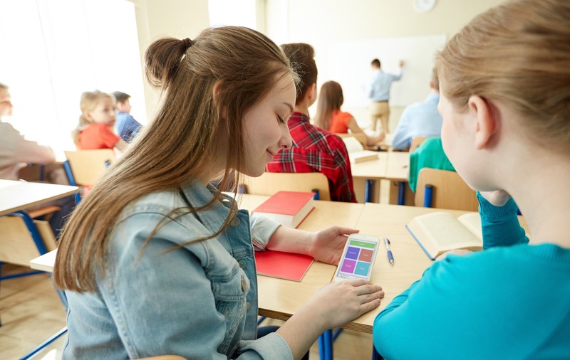 Epopeea Bibliotecii școlare virtuale, amânată de 11 ani și 13 guverne. Ministerul Educației anunță noi întârzieri din cauza războiului din Ucraina