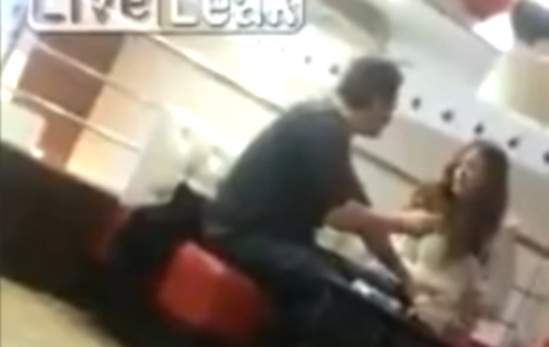 SCENE TERIBILE, într-un restaurant. O tânără A ÎNCERCAT SĂ SE ARUNCE DE LA ETAJ, după ce iubitul s-a despărțit de ea | VIDEO