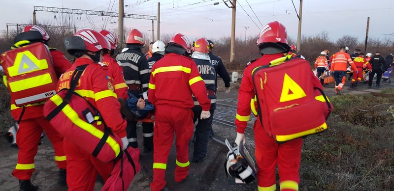Mai multe persoane au fost rănite după ce două trenuri s-au ciocnit frontal între Ploiești și Brazi
