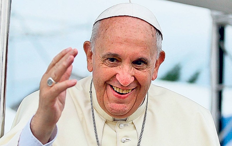 Doi români fără adăpost au luat masa cu Papa Francisc, de ziua acestuia