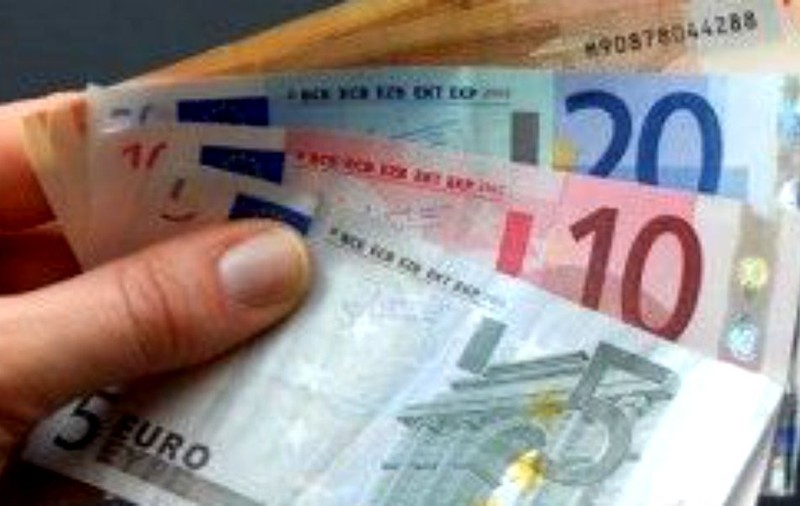 O româncă a muncit 24 de ore și cere 5.000 de euro. Produsul ei nu rezistă mai mult de șase luni, dar femeia e mândră tare: "A fost foarte multă migală"