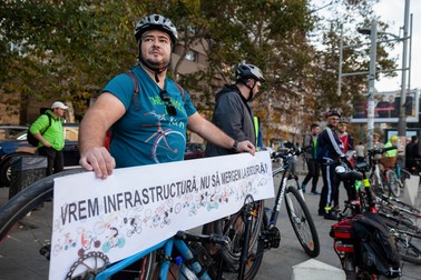 Mai multe persoane participă la protestul „Și pe bicicliști îi așteaptă cineva acasă", în București, duminică, 27 octombrie 2019. Inquam Photos / Ilona Andrei