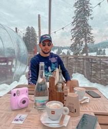 Sfidând zăpada, la o cafea