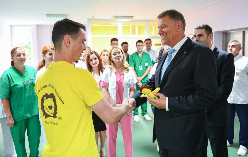 Iohannis, primit cu scandări la Institutul Oncologic din Cluj; S-a strigat ”Uniţi salvăm toată România" și ”Clujul vă susține!” (FOTO)