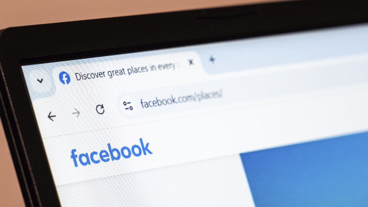 Ecranul unui laptop pe care se vede sigla Facebook