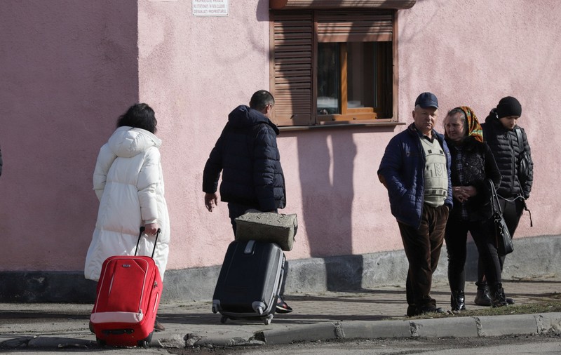 Povestea emoționantă spusă la vamă a unei familii fugite din Ucraina, prin România: „Ne-am lăsat mamele bătrâne acolo, de asta nu vrem să ne faceți poze la fețe”