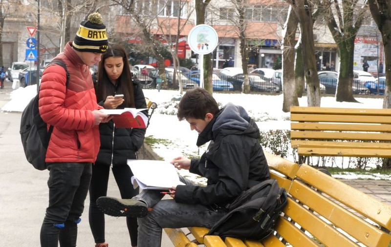 VIDEO| Ministerul Educației vrea chestionare. Bunicii și elevii vor vacanțe mai lungi