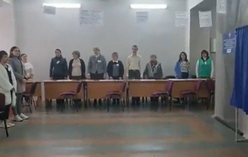 Imnul Rusiei, intonat de o comisie electorală, înainte de începerea votului pentru referendumul din Donețk | VIDEO