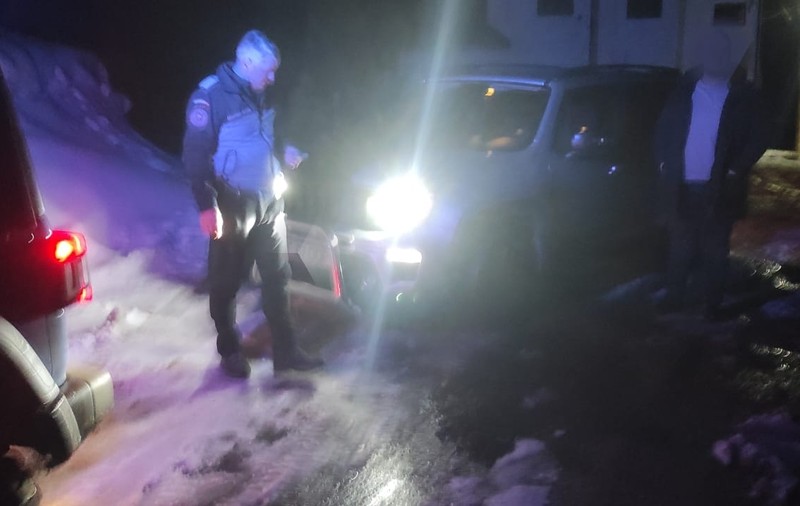 Turiști înzăpeziți în Brașov. Au fost salvați de jandarmi, după ce au rămas cu mașina pe un drum despre care au auzit pe rețelele sociale