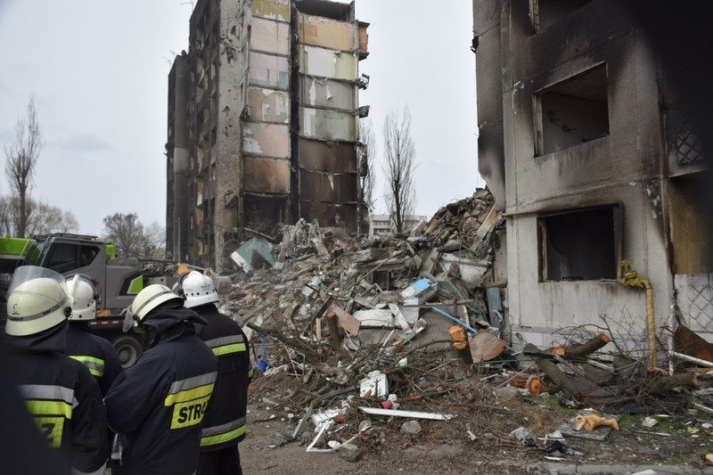 Borodyanka, 10 aprilie 2022. Salvatorii caută trupuri sub dărâmături unei clădiri bombardate. Foto: Profimedia
