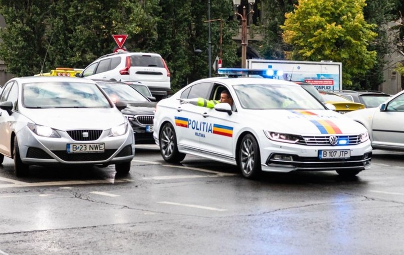 O bucureșteancă fără permis a fost prinsă la volan de trei ori în 10 zile. Ultima oară a accelerat și a lovit o mașină de Poliție