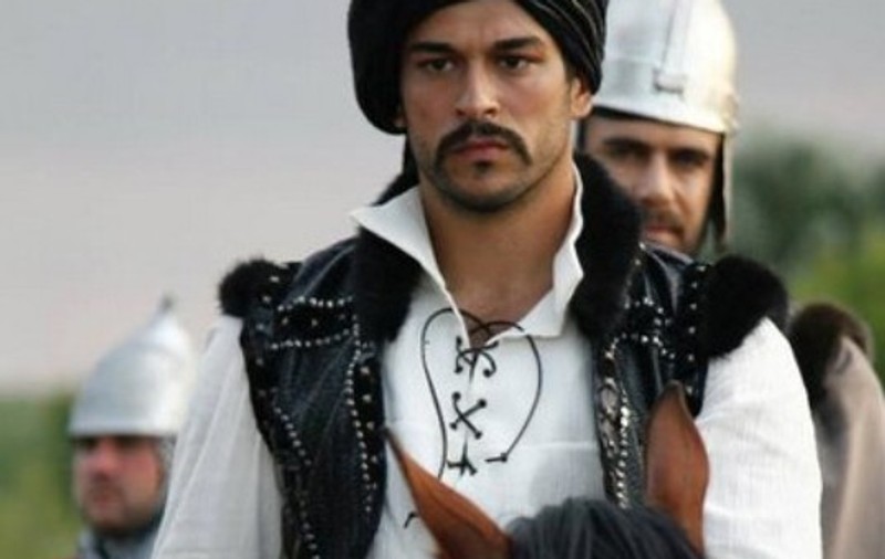 Unul dintre cei mai FRUMOŞI BĂRBAŢI din "Suleyman Magnificul", acuzat că este HOMOSEXUAL! FOTO