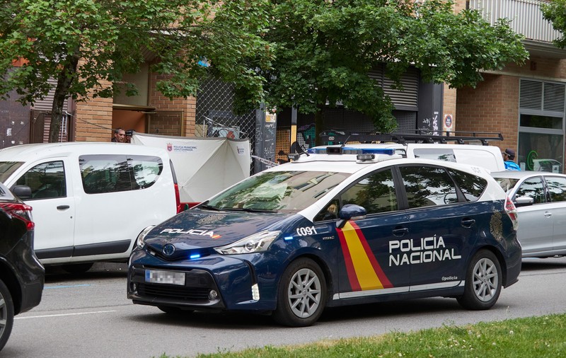 Un român a vrut să fie împușcat și ucis de polițiști și i-a atacat cu un cuțit în centrul unui oraș spaniol