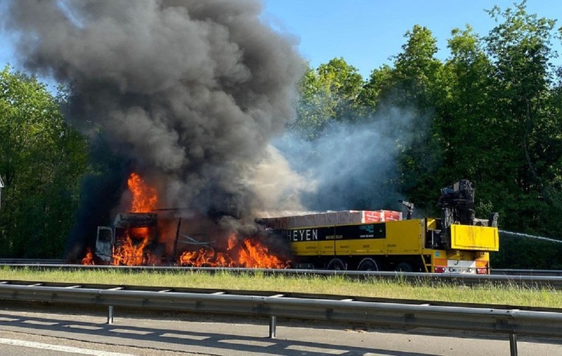 Un șofer român a scos din flăcări un coleg al cărui camion s-a făcut scrum, în Belgia: „Focul era în cabină, el urla!”