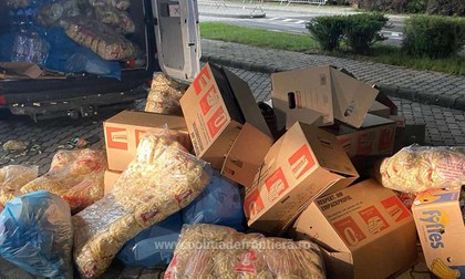 Poliţiştii de frontieră au descoperit, ascunși în interiorul unei autoutilitare pline cu pufuleți și apă, nouă cetăţeni din Vietnam care încercau să iasă ilegal din țară prin vama Nădlac