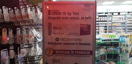 Reclama din geamul farmaciei