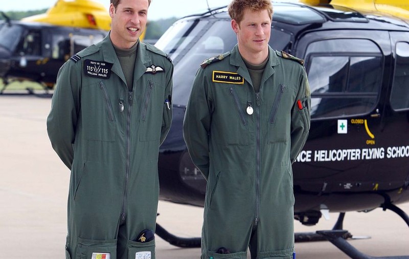 Moştenitorii coroanei britanice «se cer» pe front