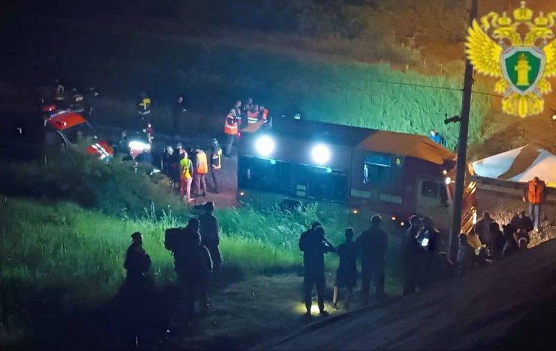 Momentul în care un pod din Rusia se prăbușește peste calea ferată. Cel puțin 7 persoane au murit și alte zeci sunt rănite