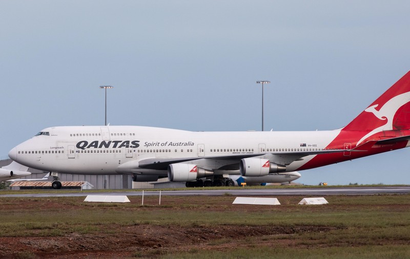 Qantas, linia aeriană națională a Australiei, anulează un sfert din zboruri și taie salariul directorului companiei