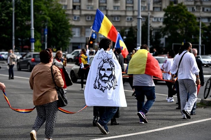 VIDEO Protest în prima zi de stare de alertă. Câteva zeci de persoane s-au strâns în fața Guvernului, deși miting-urile sunt interzise