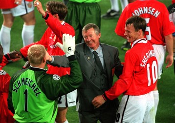 Bildnummer: 01659088 Datum: 26.05.1999 Copyright: imago/Colorsport Trainer Alex Ferguson freut sich Torwart Peter Schmeichel und Teddy Sheringham (alle Manchester United) über den Europapokalsieg - PUBLICATIONxINxGERxSUIxAUTxHUNxUSAxONLY; Vneg, quer, Coach, Jubel, jubeln, Siegesjubel, Sieg, Sieger, Torhüter, Keeper, Europacupsieg, Europacupsieger, Europapokalsieger, Umarmung, umarmen, lachen, lächeln Champions League 1998/1999, Finale, Endspiel, ManU, Manchester United Barcelona Glück, Harmonie, Freude, Fußball EC 1 Herren Mannschaft Gruppenbild optimistisch Randmotiv Personen