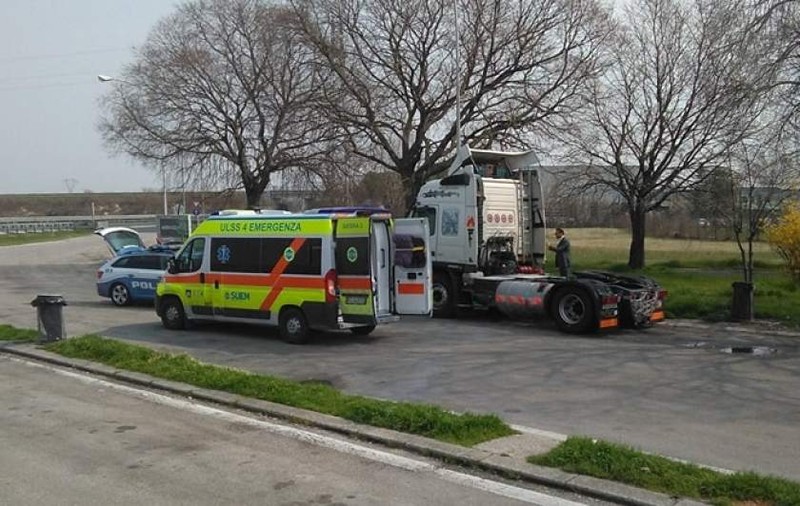 Un şofer român de TIR s-a spânzurat în cabină, într-o parcare din Italia