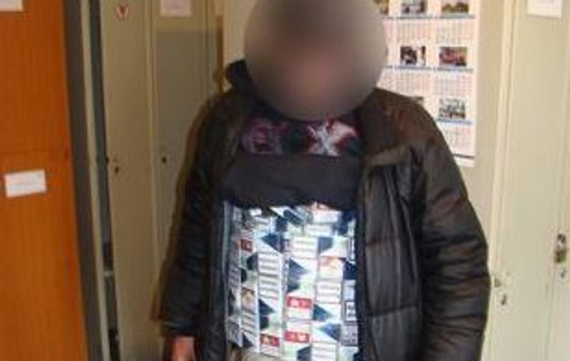 Un contrabandist și-a făcut o ”haină” din pachete de țigări. A fost prins de polițiștii de frontieră din Suceava