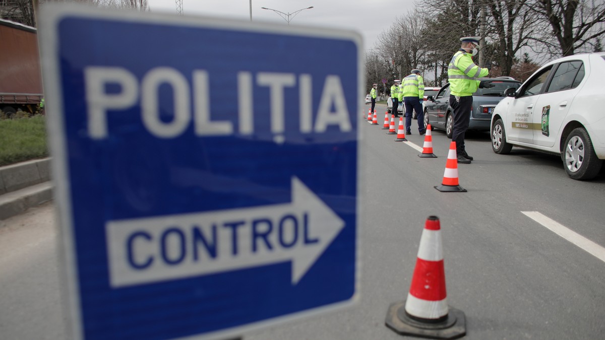 Polițiștii verifică dacă sunr respectate restricțiile de circulație (Foto: Inquam Photos / Octav Ganea)