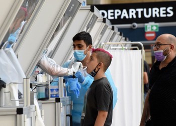 Israelienii sunt testați pe aeroportul Ben Gurion FOTO: Profimedia