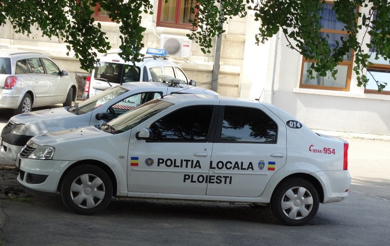 Polițisti locali din Ploiești, atacați cu pietre în timpul serviciului