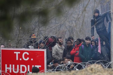 Migranți, la granița dintre Turcia și Grecia | Foto: EPA