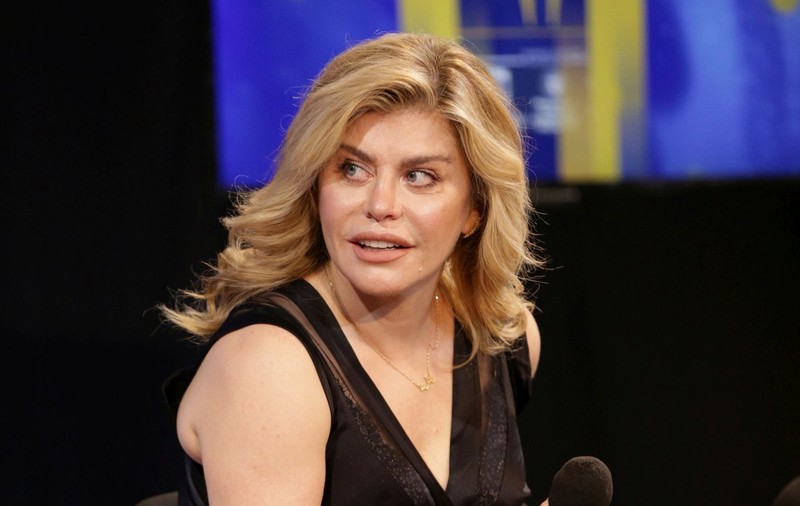 Loredana: „Bună seara, iubite! Te aştept ca din cer, Să-mi aduci continente de palid mister”