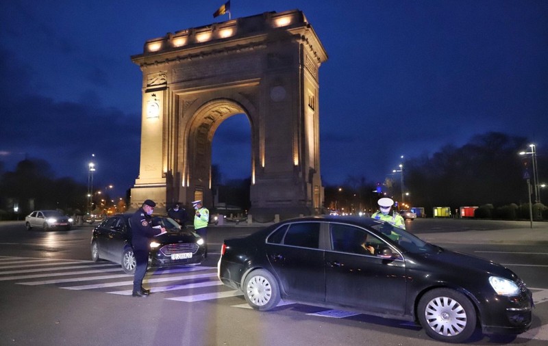 Zeci de filtre în București, în prima zi cu noile restricții. Circulația, restrânsă de la ora 20.00, în weekend