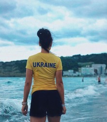 În tricou, în culorile naționale