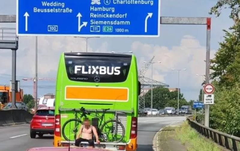Un român pe jumătate gol călătorea prin Germania pe suportul de biciclete al unui autocar. În ce stare l-au găsit polițiștii