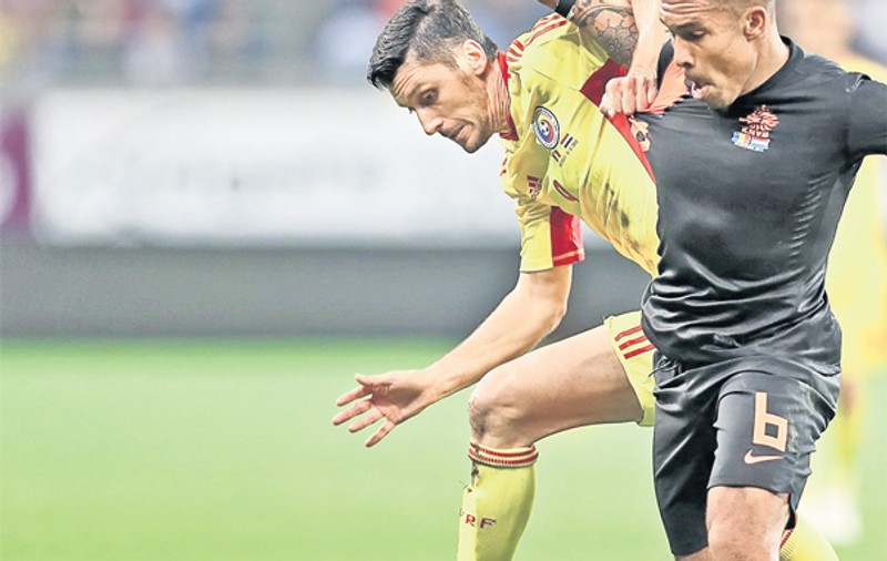 Ne-am obişnuit să petrecem după umilinţe. Vezi explicaţia lui Ciprian Marica pentru masa tovărăşească alături de Adi Mutu şi de olandezii Van Persie, Afellay şi De Jong!