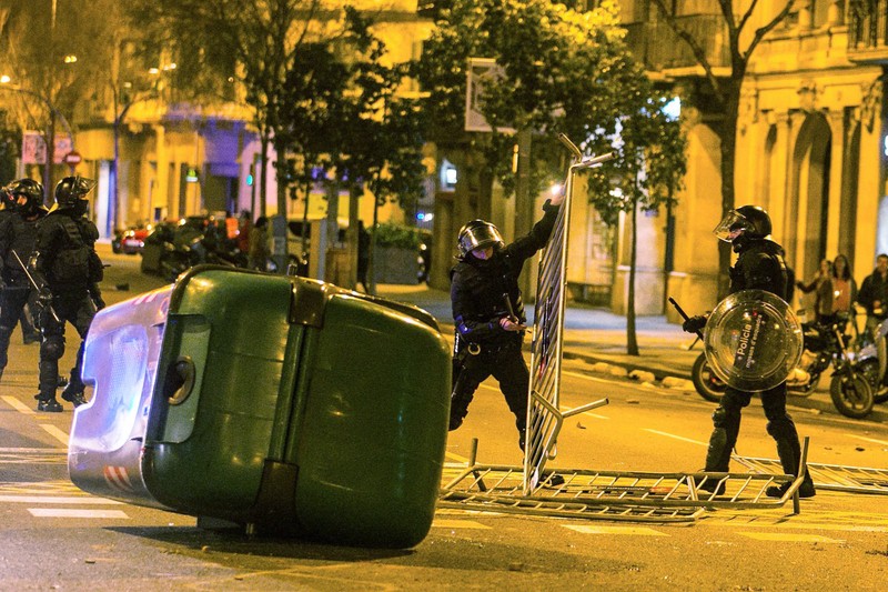 Proteste de amploare în Catalonia după arestarea lui Carles Puigdemont