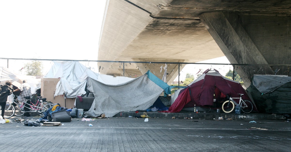 Tabere de corturi și persoane fără adăpost în Los Angeles.