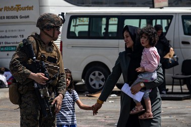 Sodații din Marina americană preiau copii de la afganii disperați. Foto: EPA