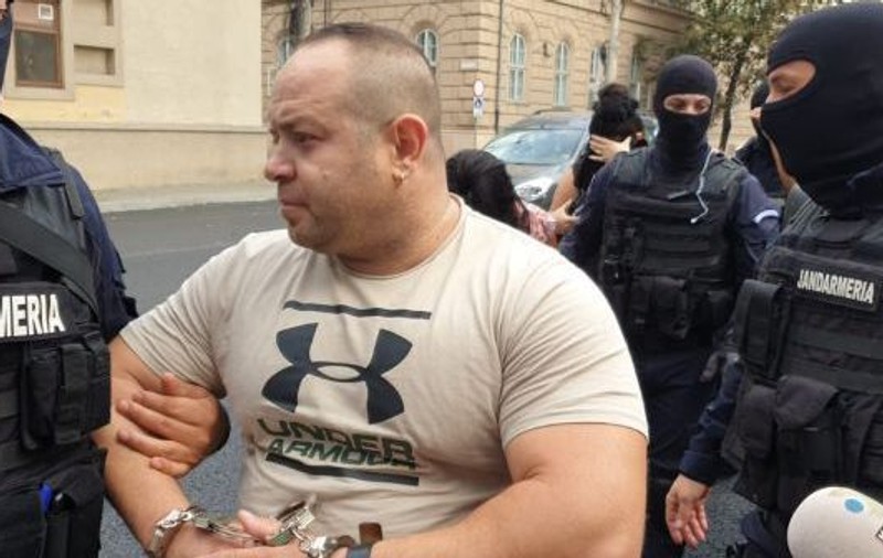 Percheziții în Timișoara la o grupare de proxeneți. 11 persoane, ridicate de mascați