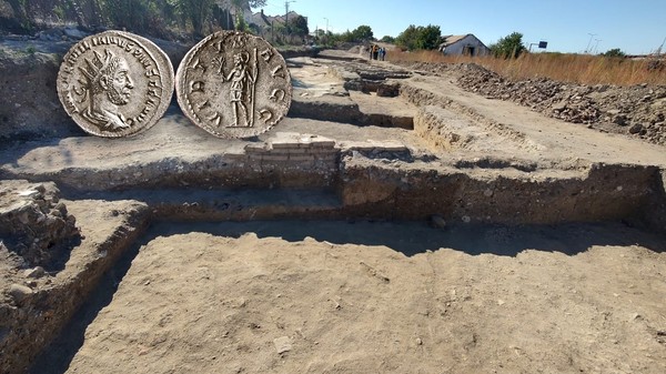 Arheologii au găsit la Alba Iulia o monedă extrem de rară, aflată acum în proces de restaurare, din perioada împăratului uzurpator Emilianus, similară cu cea din imagine, scoasă la vânzare pe internet la prețul de 2.350 de euro Sursa foto: Dorin Țimonea, ma-shops.com