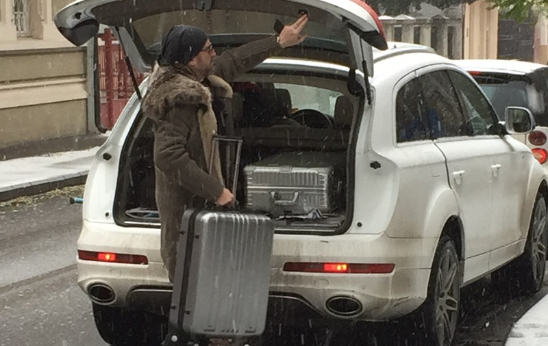 E cool şi iarna! Cătălin Botezatu nu abandonează moda nici pe ger | FOTO