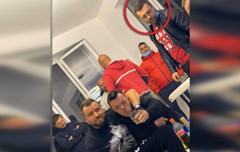 „Sharpele Nebunu” spune că polițistul din Dej cu care apare în poză venise „să ne controleze și să ne certe că facem petrecere în pandemie”