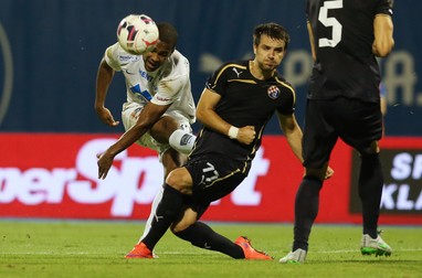 epa04864205 Molde's Ole Kamara (L) in action against Dinamo Zagreb's Alexandru Matel (R) during the UEFA Champions League third qualifying round first leg soccer match between GNK Dinamo Zagreb and FK Molde in Zagreb, Croatia, 28 July 2015. EPA/DANIEL KASAP