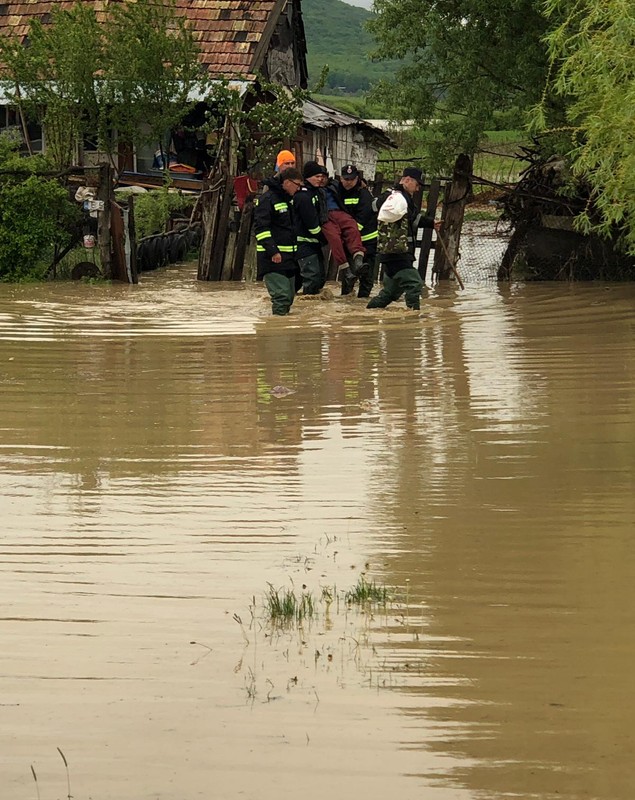 FOTO&VIDEO/ Zeci de locuințe și gospodării inundate în județul Vaslui. Pompierii au evacuat mai multe persoane și animale