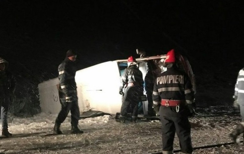 Un microbuz cu 13 persoane s-a răsturnat, în județul Vaslui, în urma ninsorilor
