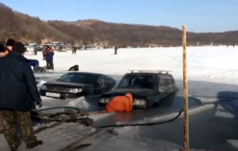 VIDEO| Mașini căzute în apă prin gheața subțire, pe o insulă din Rusia. Cum le-au scos pescarii la suprafață