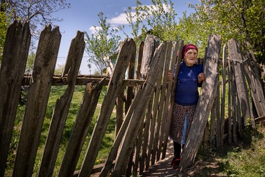 Pacientă disciplinată, Joiţa iese rar din curte, de teama coronavirusului