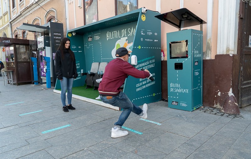 „Biletul de sănătate” revine la Cluj-Napoca. O cursă gratis cu autobuzul în schimbul a 20 de genuflexiuni