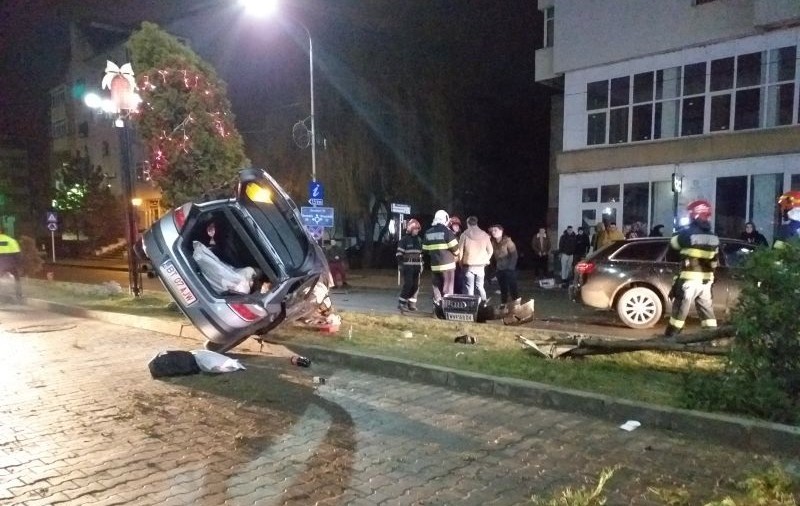 VIDEO | Șoferiță de 18 ani cu mașina urcată pe copac, în Dorohoi
